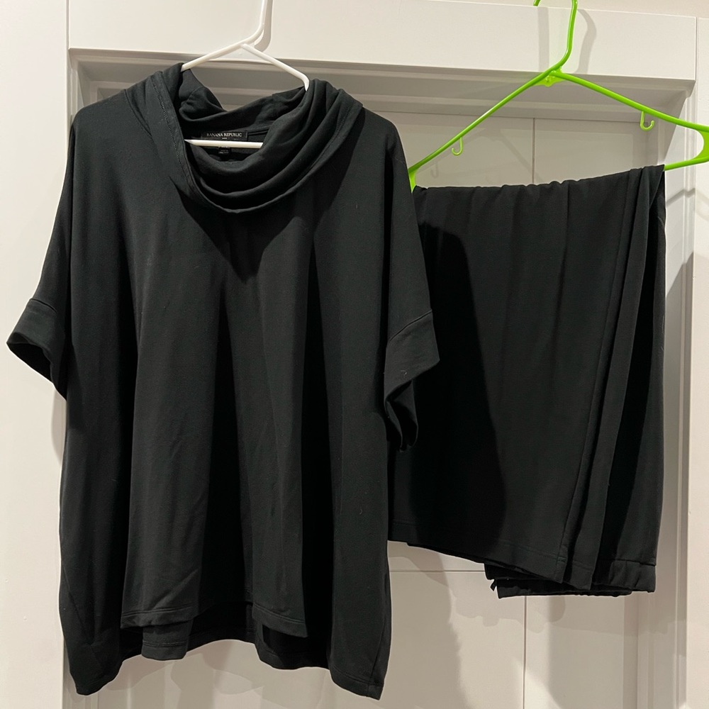 Banana Republic stylish short sleeved sweat outfit.